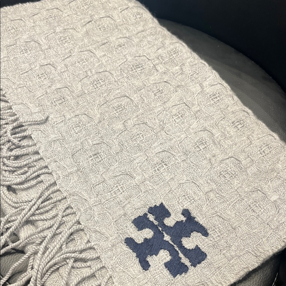 Tory Burch Light Gray Textured Scarf